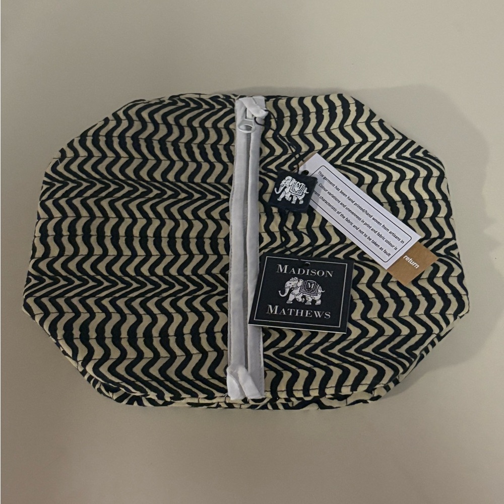 NWT Boutique Makeup Bag - Picture 2 of 2